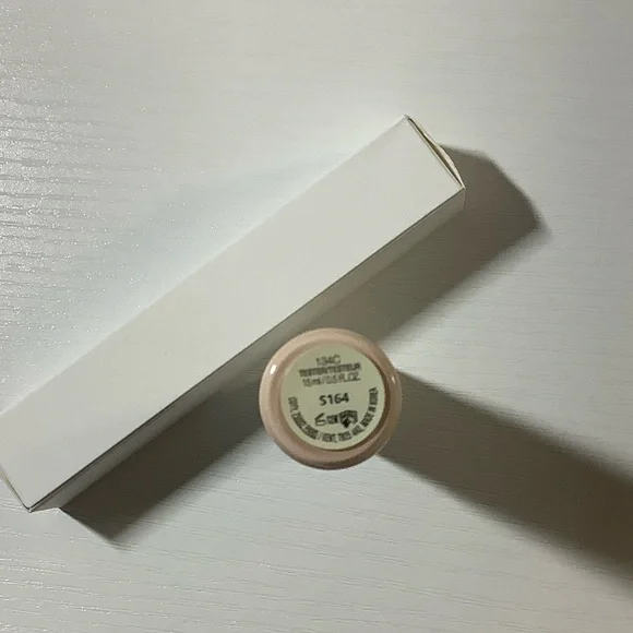 Gucci Sérum De Beauté Foundation - Cream Fair 134C - Picture 2 of 2